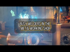 Een drukke metaalwerkplaats