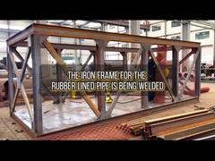 Het ijzeren raam van de rubberen buis voor export wordt gesoed.